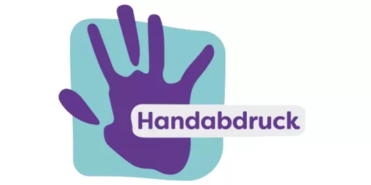 ein lila Handabdruck auf blaumen Hintergrund und die Aufschrift Handabdruck