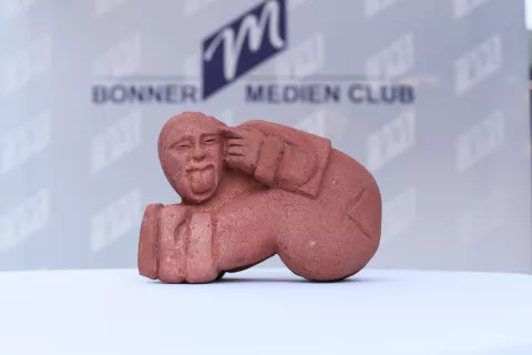 Der vom Bonner Medien-Club verliehene Preis ist einer Statue aus dem Bonner Stadtbild, dem Brückenmännchen nachempfunden (bönnsch: Bröckemännche). Bild: Ayse Tasci/BMC